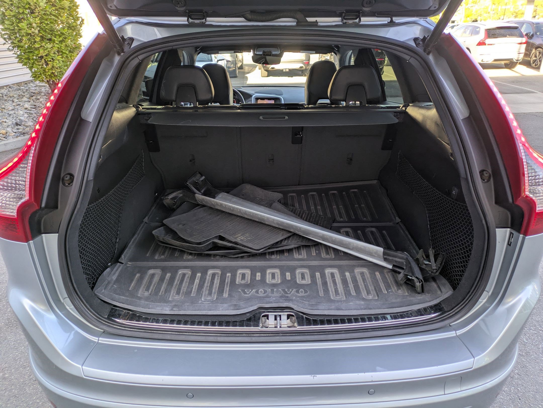 2017 Volvo XC60 Platinum R-Design photo 30