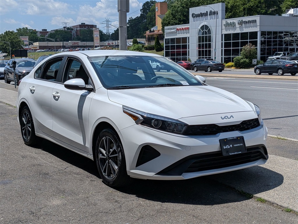 2023 Kia Forte LXS photo 3