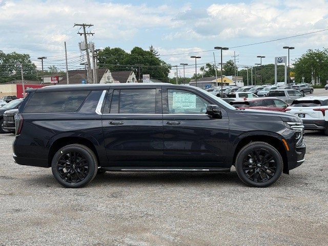 2025 Chevrolet Suburban Premier photo 3