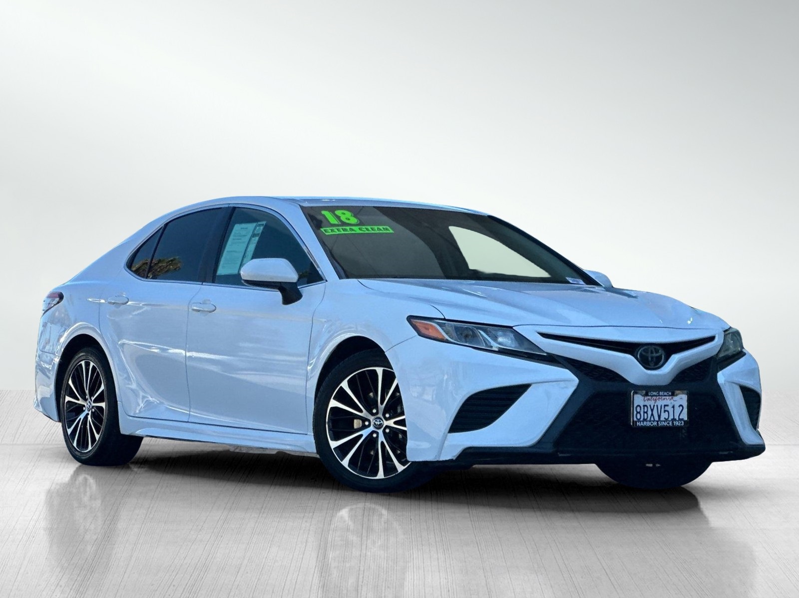 2018 Toyota Camry SE photo 2
