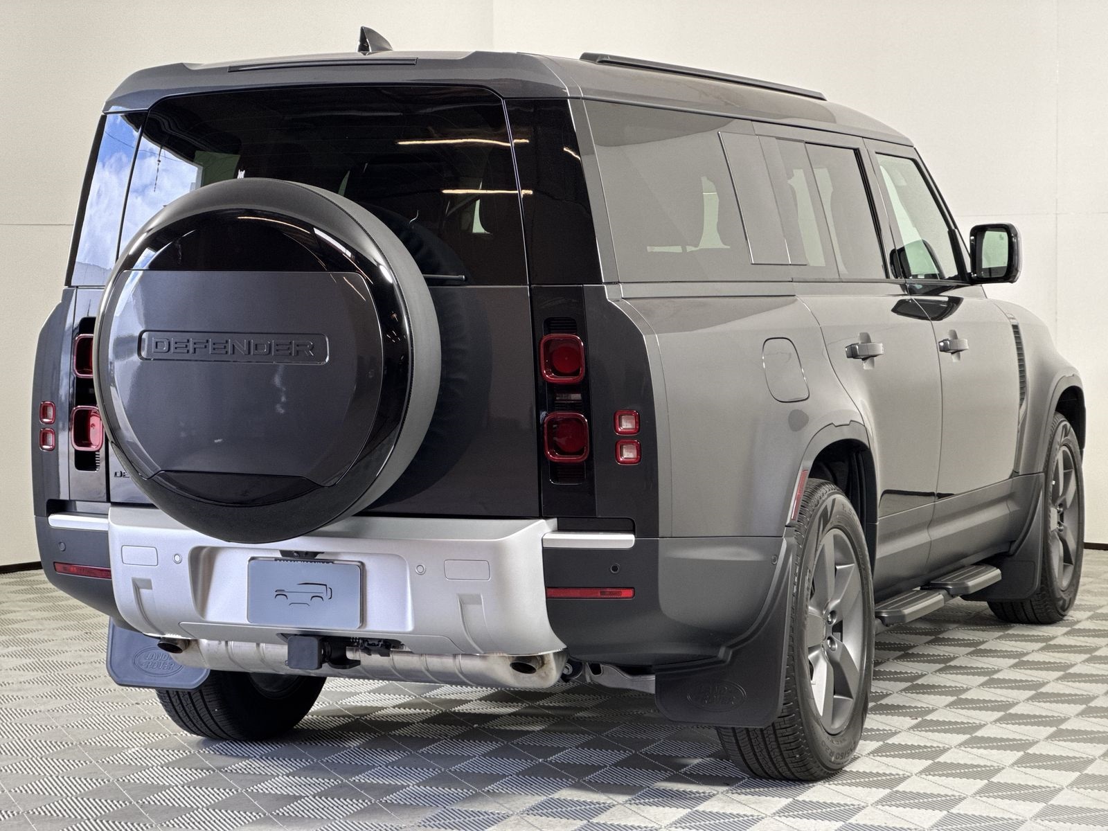 2025 Land Rover Defender 130 S photo 5