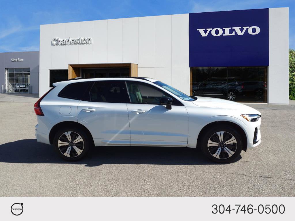 2025 Volvo XC60 Hybrid Core photo 2