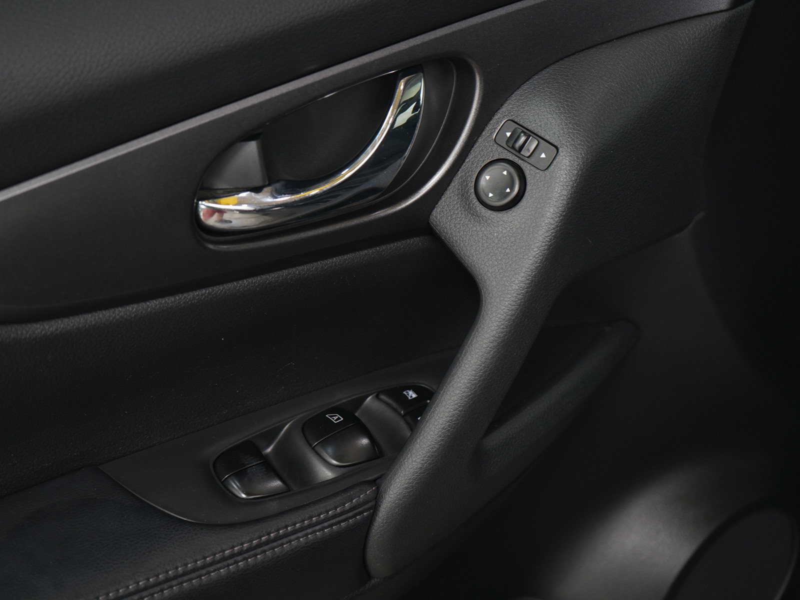 2016 Nissan Rogue SV photo 19