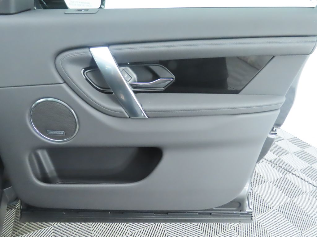 2025 Land Rover Discovery Sport S photo 19
