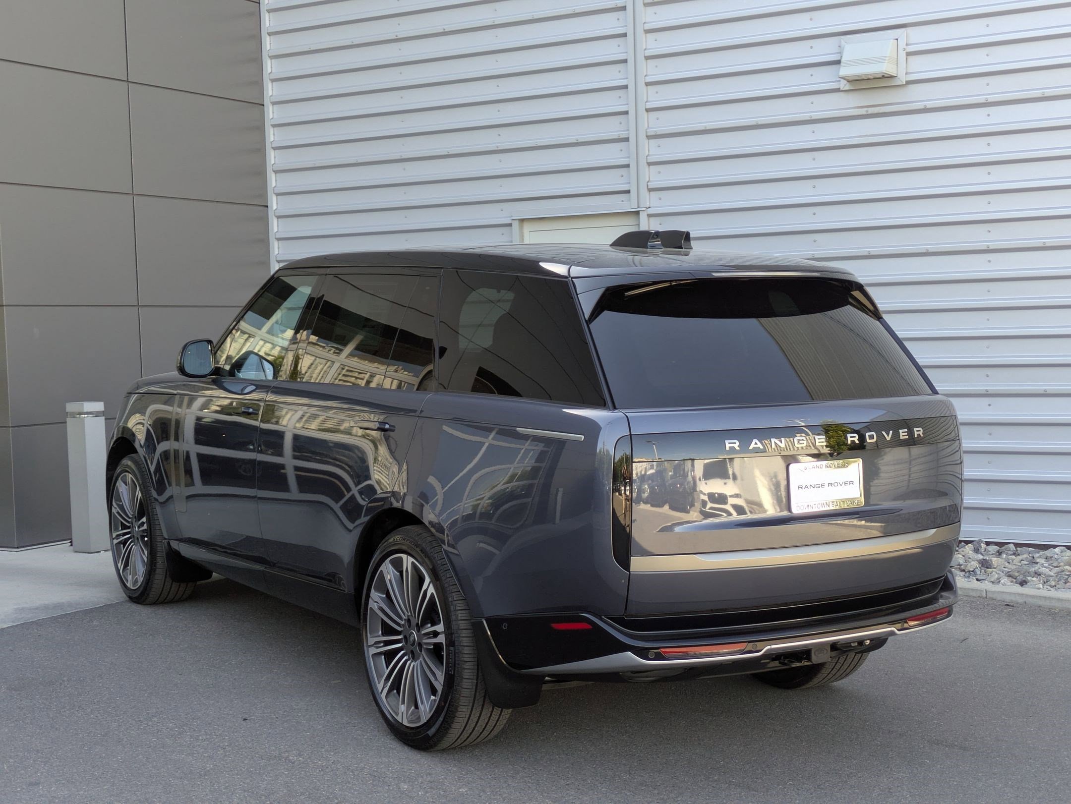 2025 Land Rover Range Rover SE photo 3