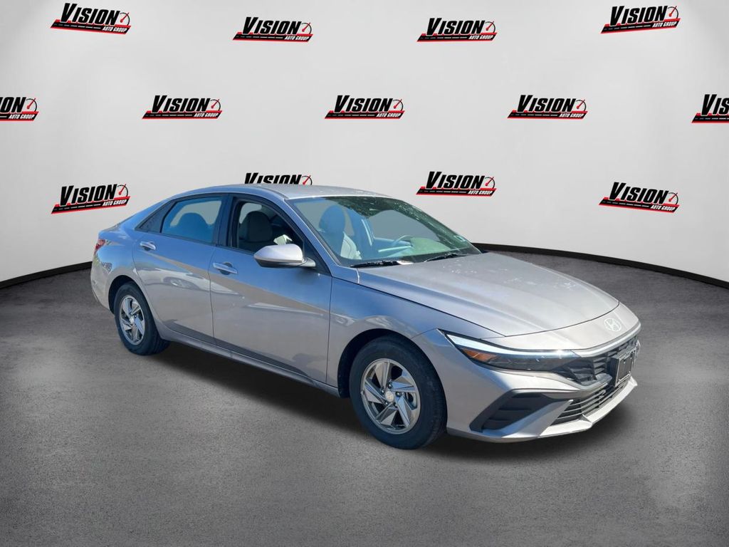 2025 Hyundai Elantra SE photo 3