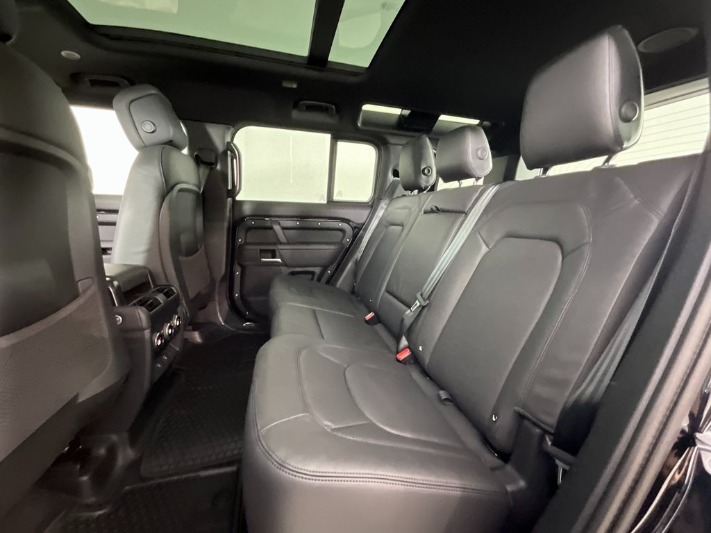 2025 Land Rover Defender 110 X-Dynamic SE photo 4
