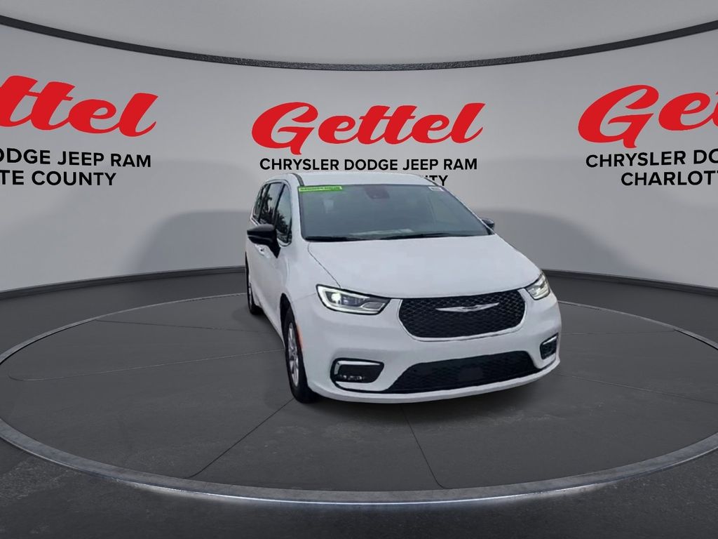 2026 Chrysler Pacifica photo 2