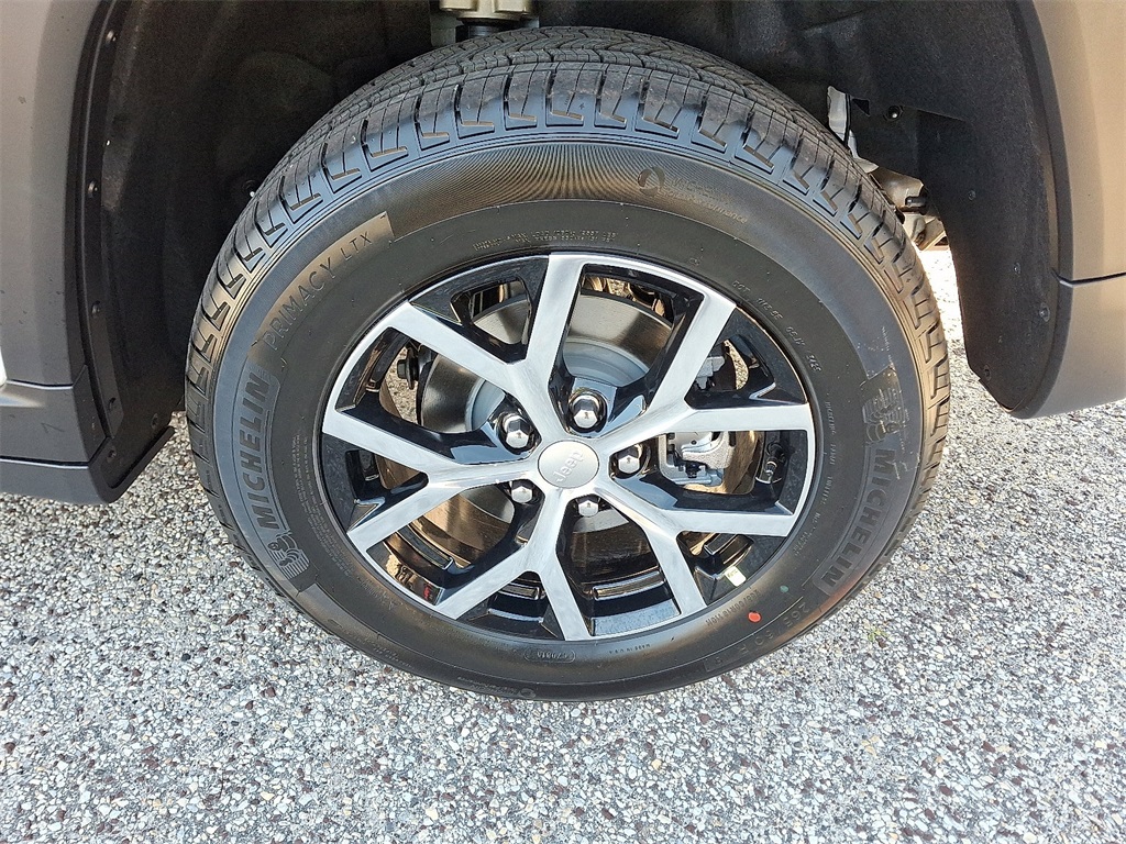 2025 Jeep Grand Cherokee Limited photo 2