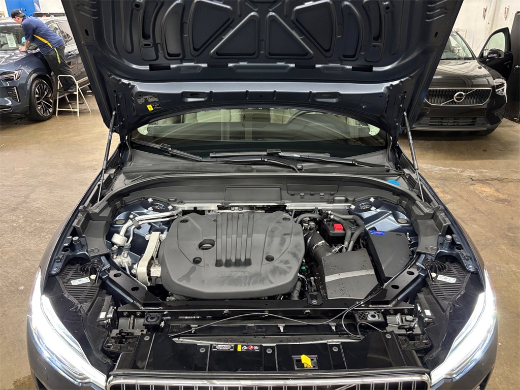 2023 Volvo XC60 B5 Plus photo 9