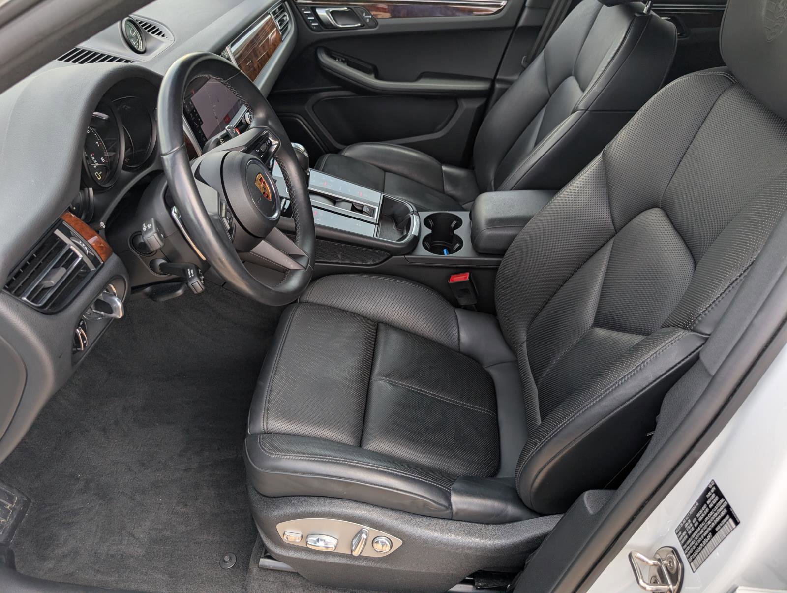 2023 Porsche Macan T photo 18