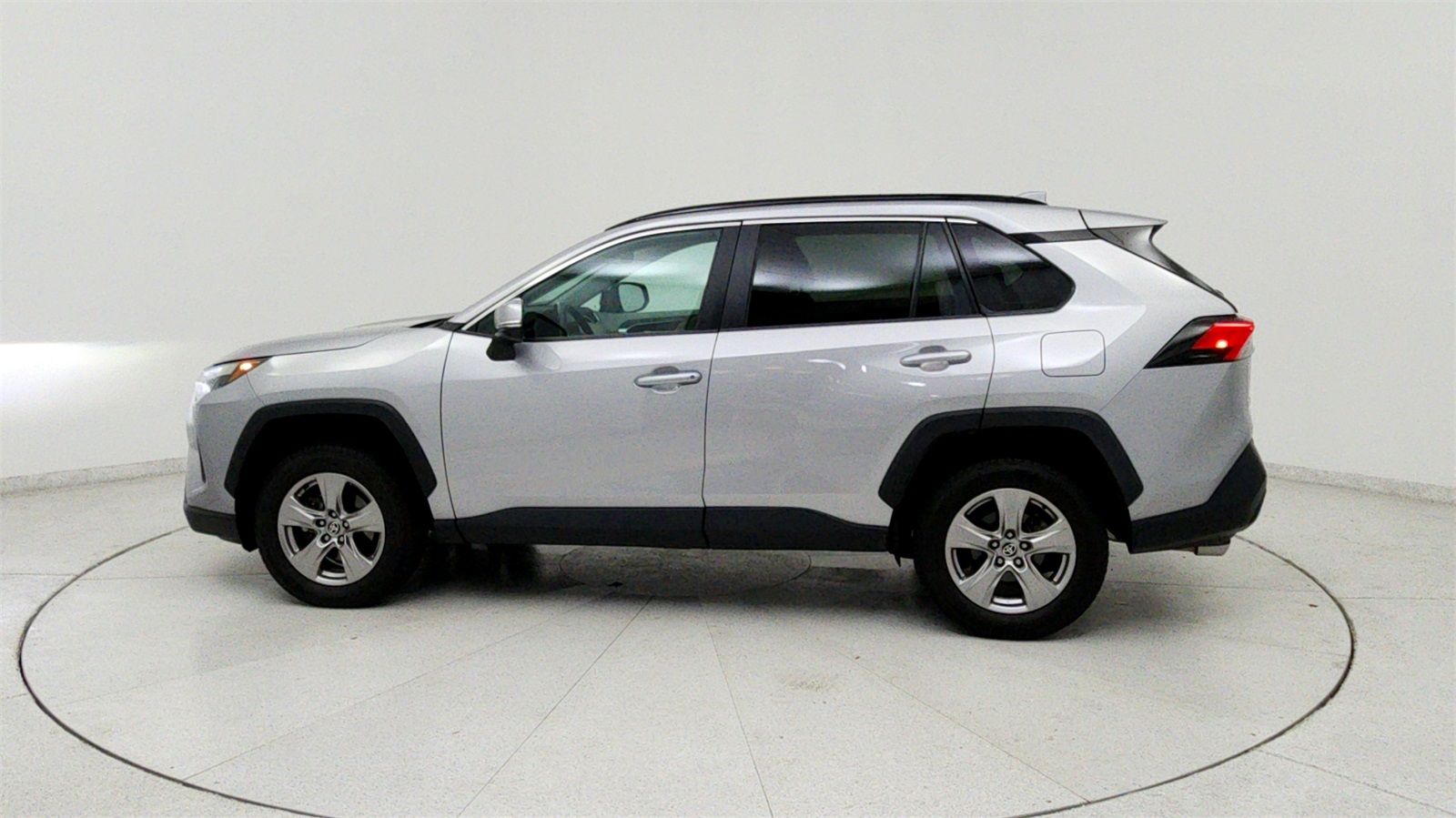 2023 Toyota RAV4 Hybrid XLE photo 2