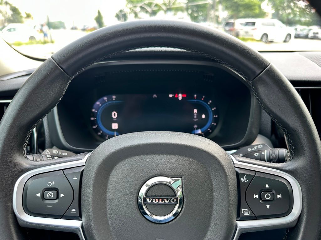 2025 Volvo XC60 B5 Core photo 22