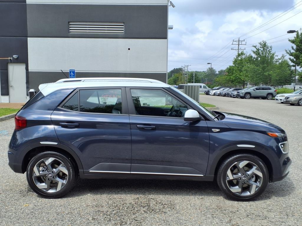 2025 Hyundai Venue Limited photo 3