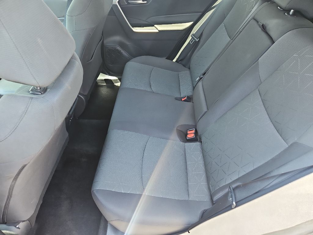 2024 Toyota RAV4 XLE photo 6