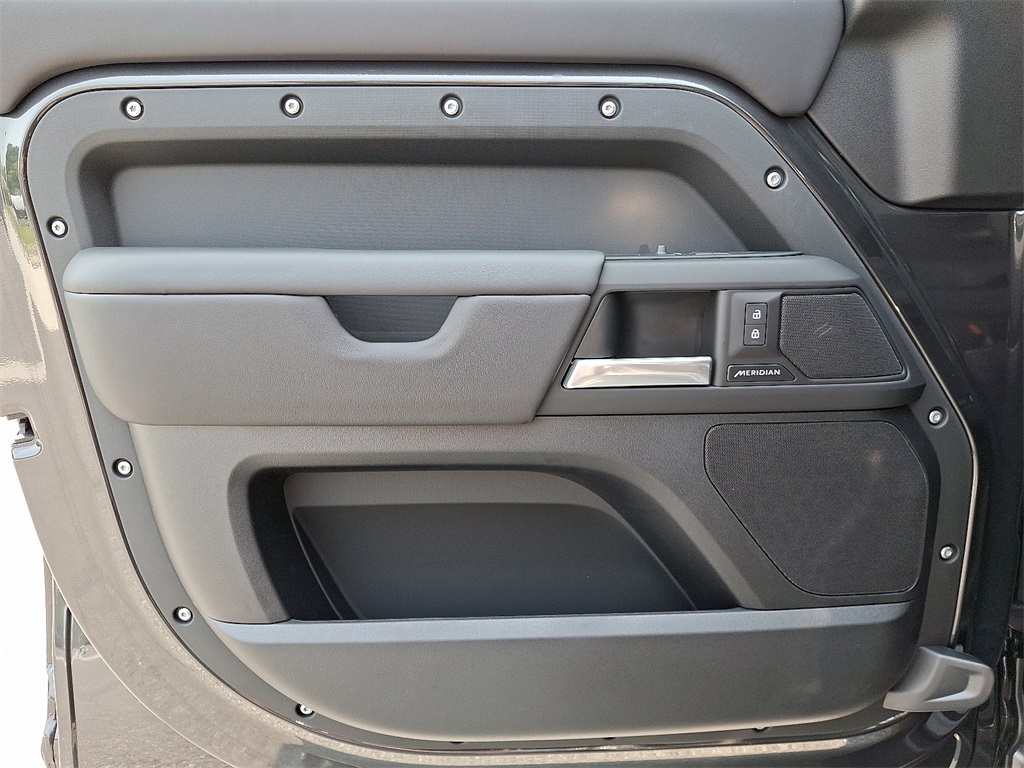 2025 Land Rover Defender 110 S photo 9