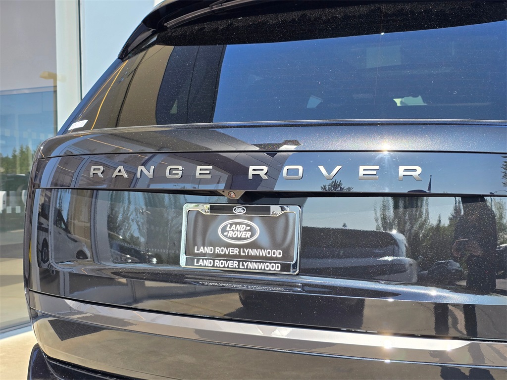 2025 Land Rover Range Rover SE photo 9