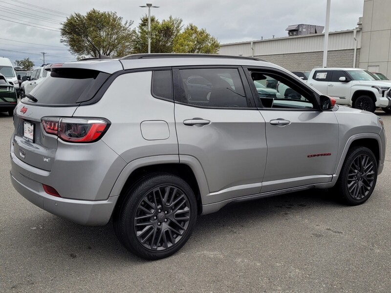 2023 Jeep Compass Limited Red Edition photo 3