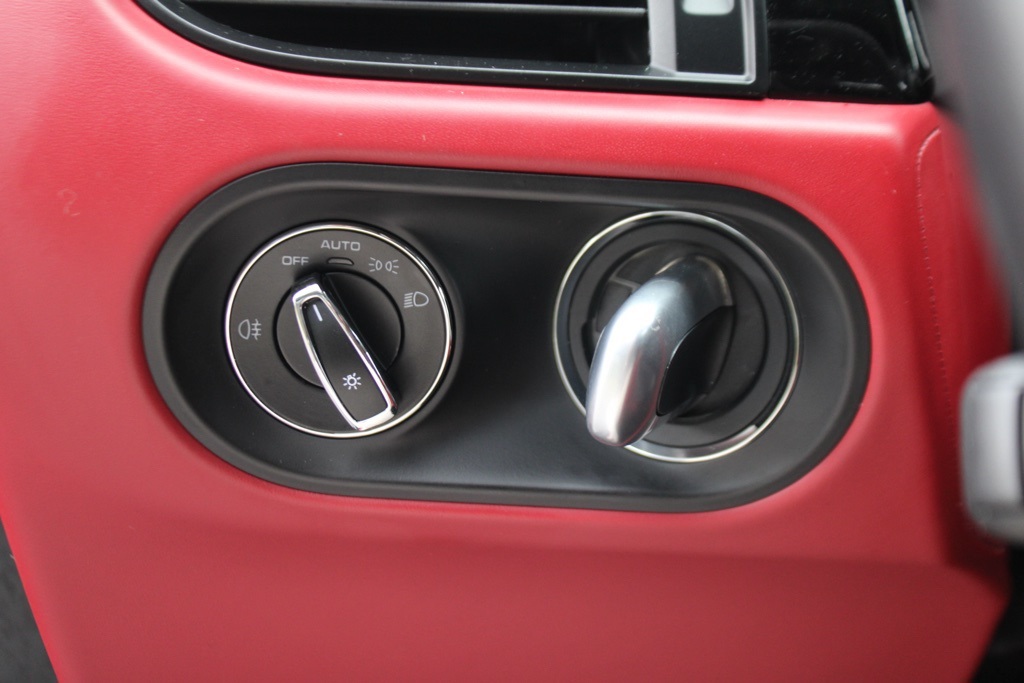 2025 Porsche Macan Base photo 21
