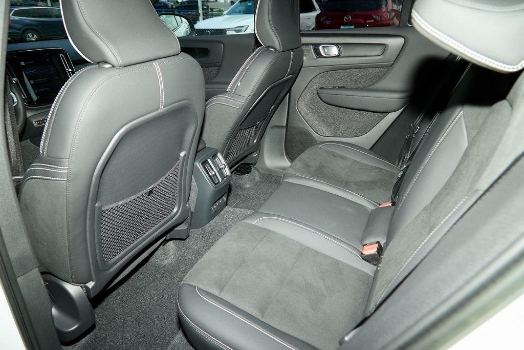 2023 VOLVO XC40 - Image 15