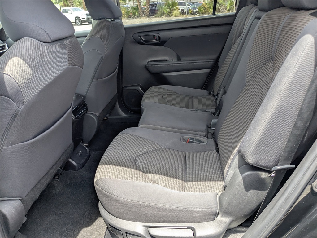 2023 Toyota Highlander LE photo 12