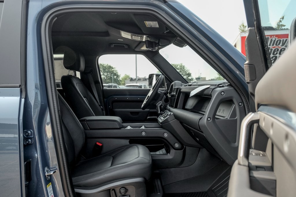2025 Land Rover Defender 110 X-Dynamic SE photo 21