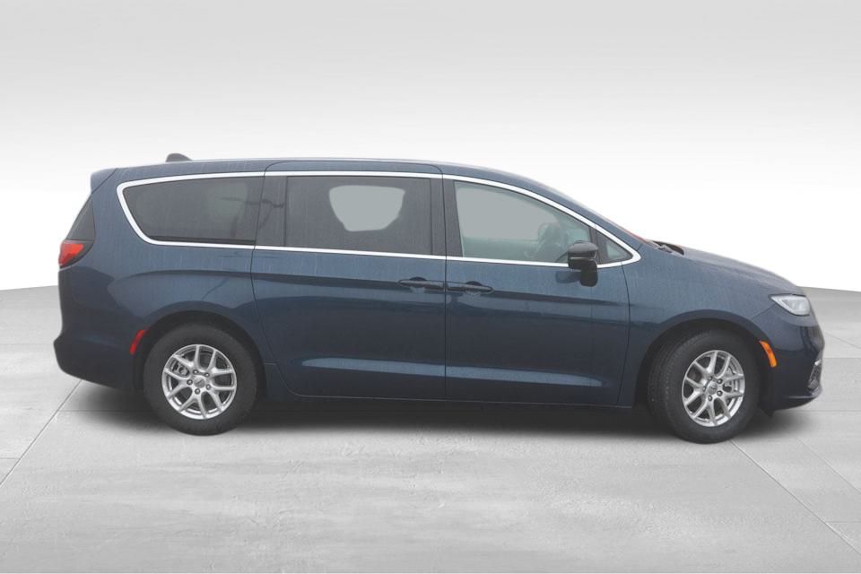 2024 Chrysler Pacifica Touring L photo 3