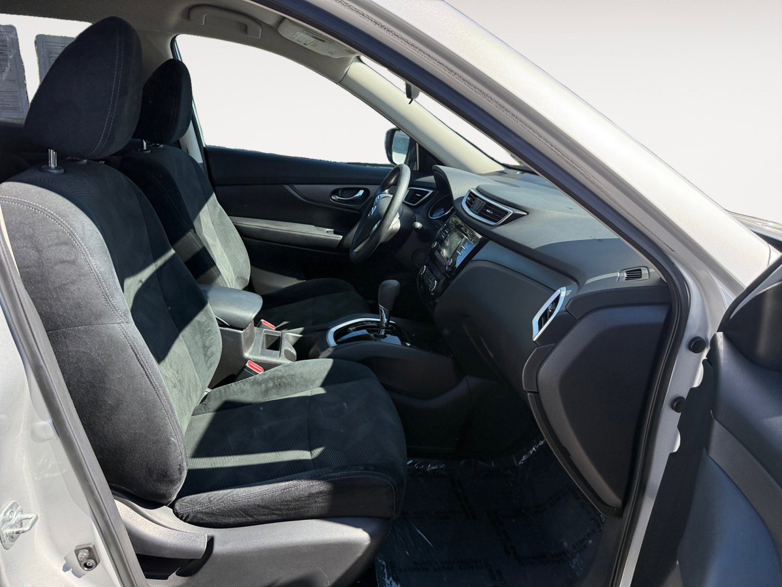2015 Nissan Rogue SV photo 19