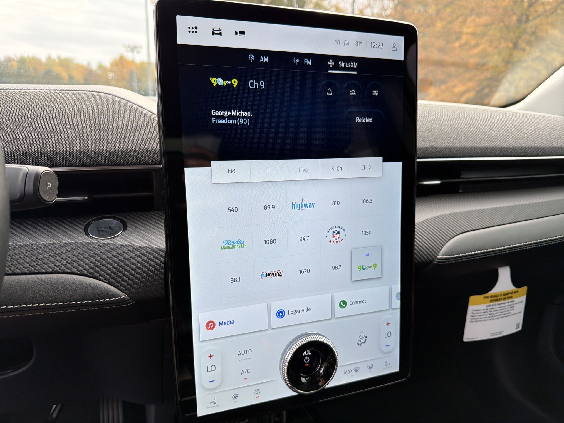 2025 Ford Mustang Mach-E Premium photo 4