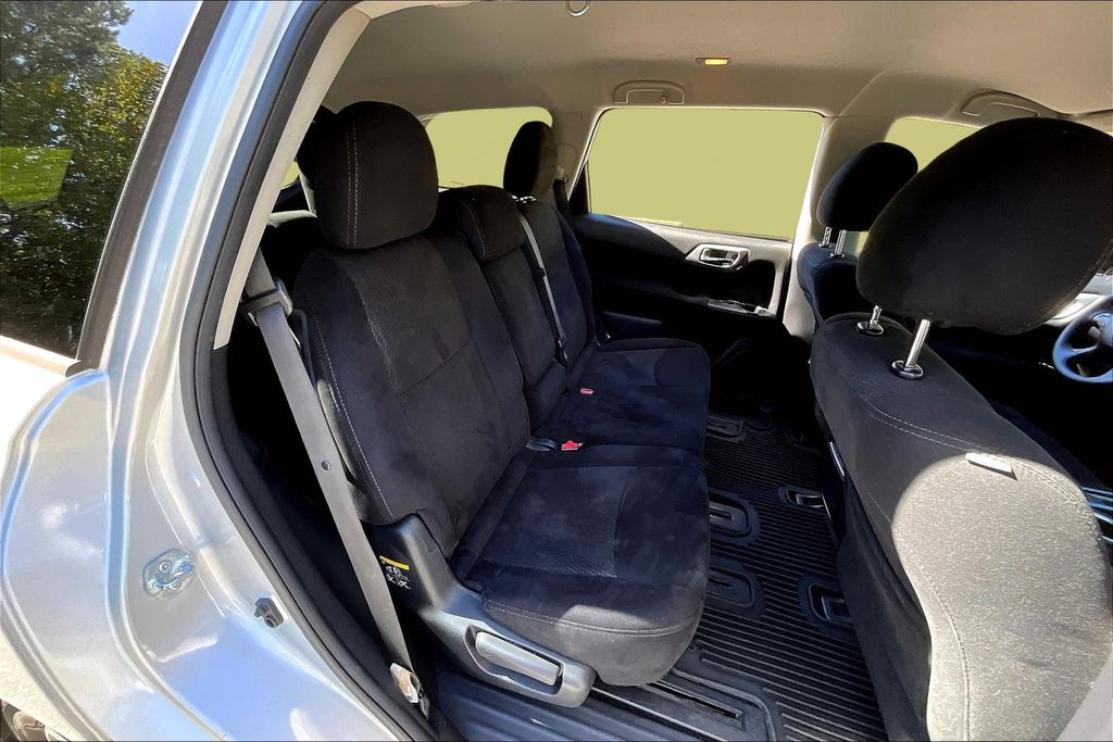 2015 Nissan Pathfinder S photo 19