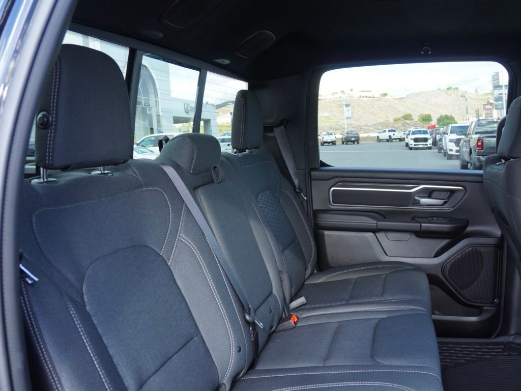 New 2026 Diamond Black Crystal Pearl-Coat Exterior Paint RAM Big Horn Night Edition image 23