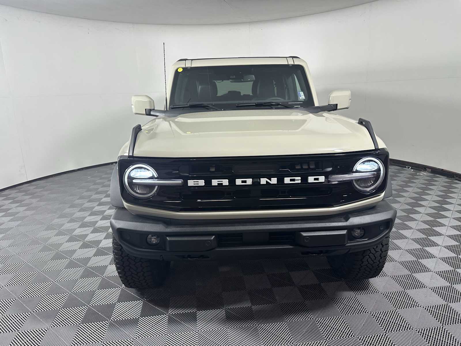 2025 Ford Bronco Outer Banks photo 2