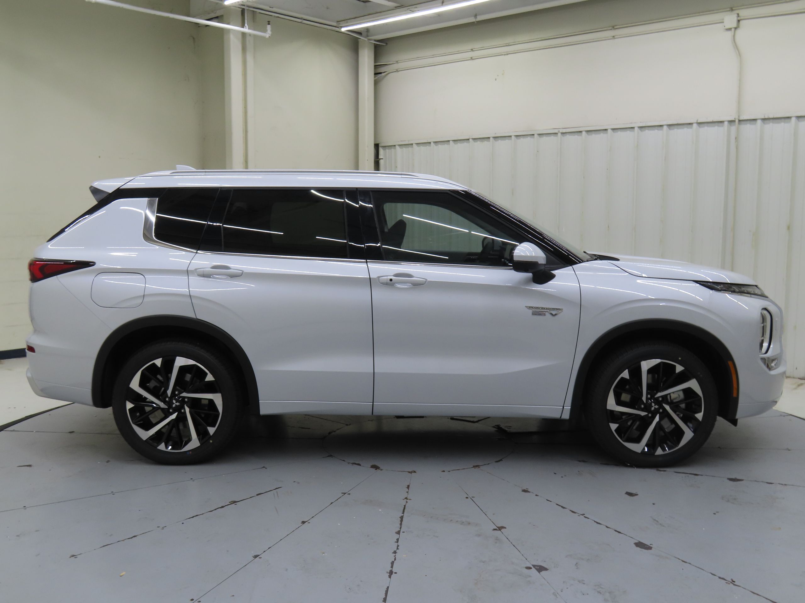 2025 Mitsubishi Outlander PHEV SEL photo 2
