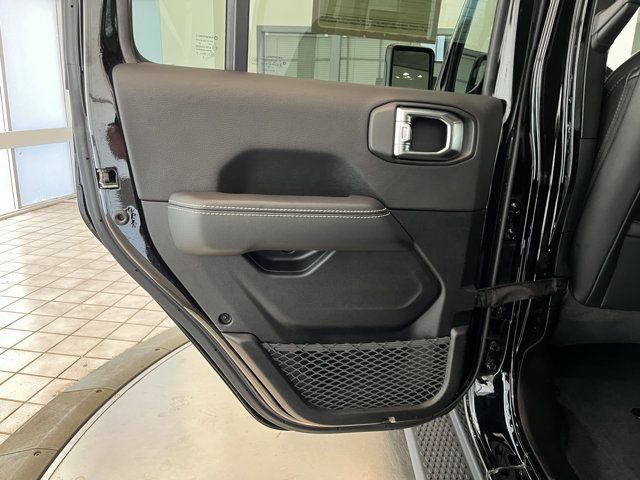 2022 Jeep Wrangler Unlimited Sahara 4xe photo 23
