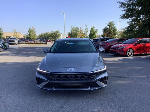 2025 Hyundai Elantra SE photo 2