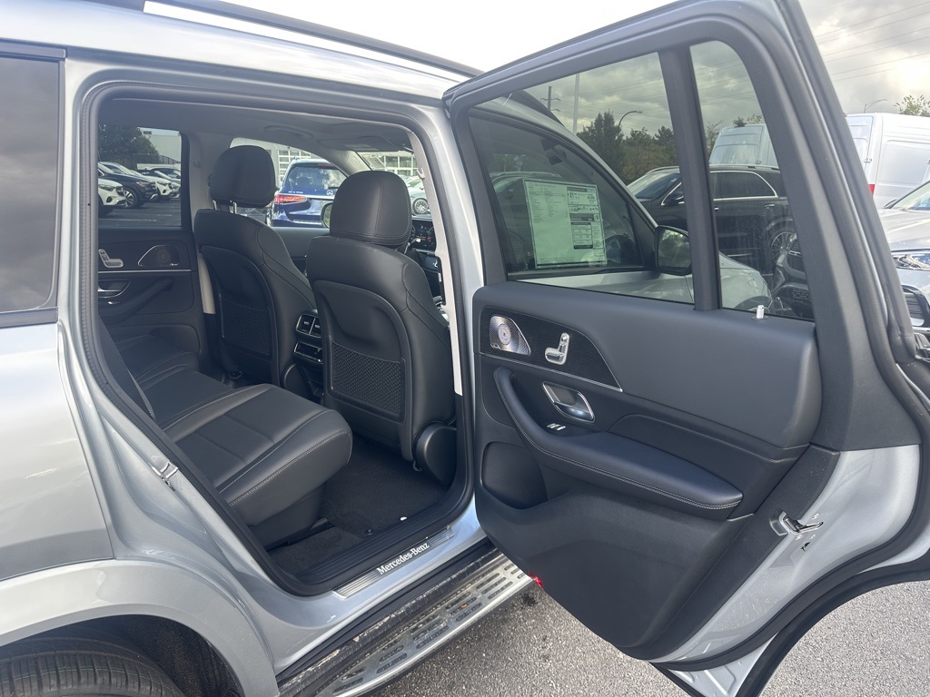 2026 Mercedes Benz GLS 450 4MATIC photo 4