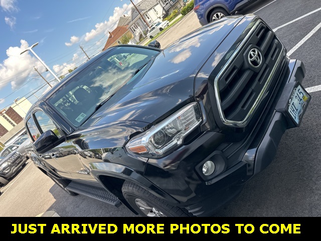 2017 Toyota Tacoma SR5 photo 2