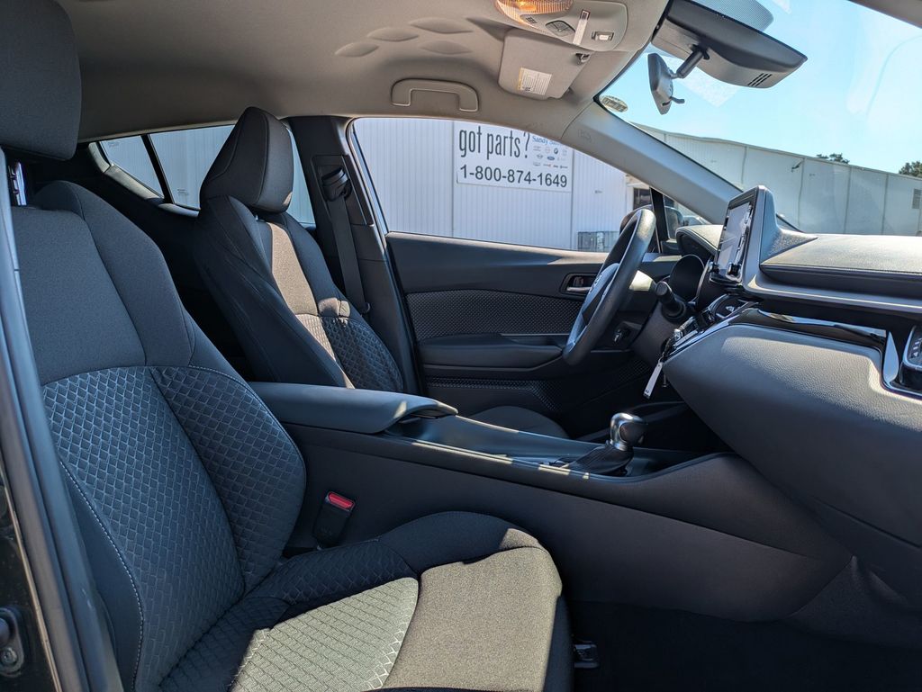 2021 Toyota C-HR LE photo 24