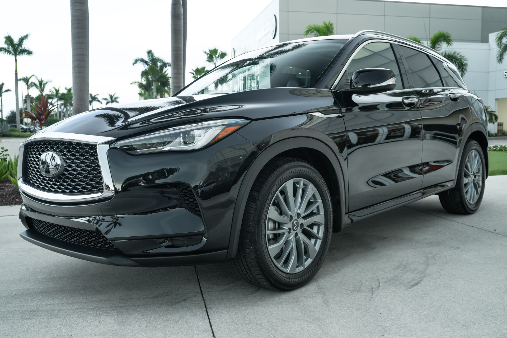 2025 Infiniti QX50 Luxe AWD photo 4
