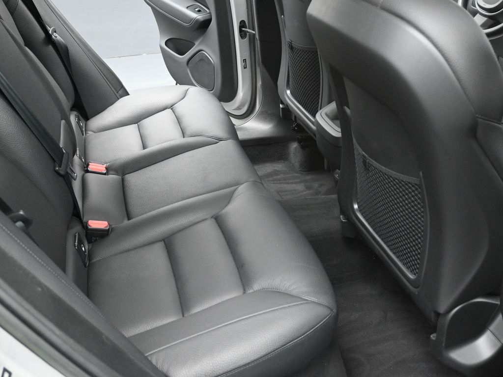 2023 Volvo XC60 B5 Plus photo 17