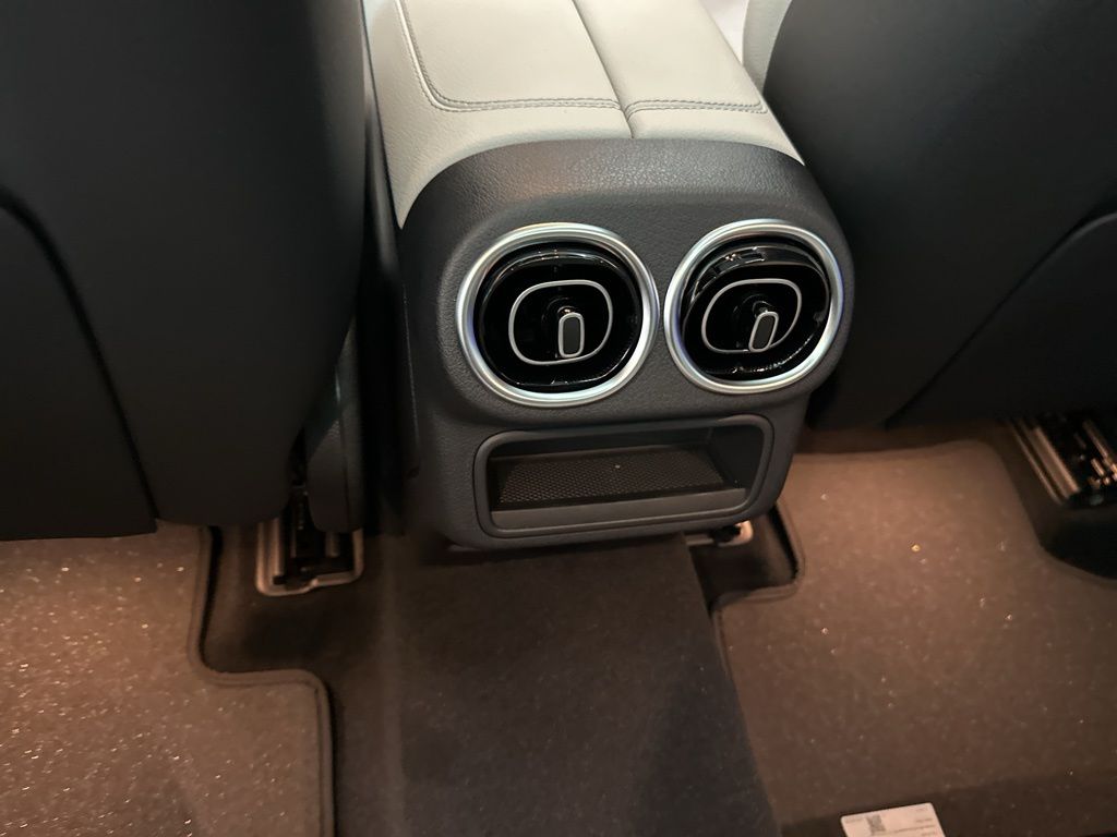 2026 Mercedes Benz GLC 300 photo 18