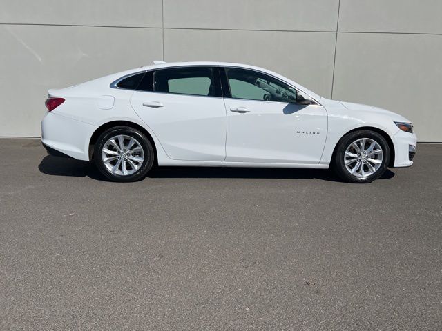 2022 Chevrolet Malibu 1LT photo 2