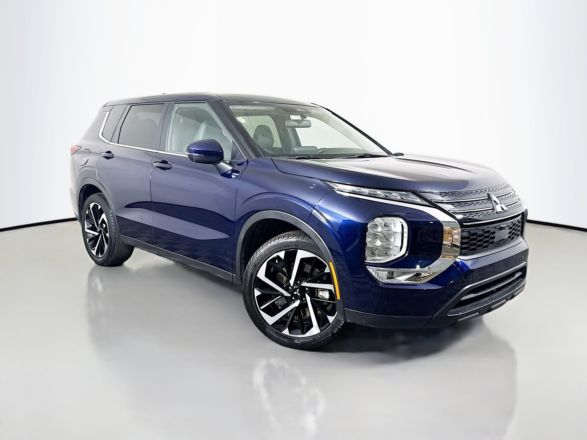 2024 Mitsubishi Outlander SE's photo