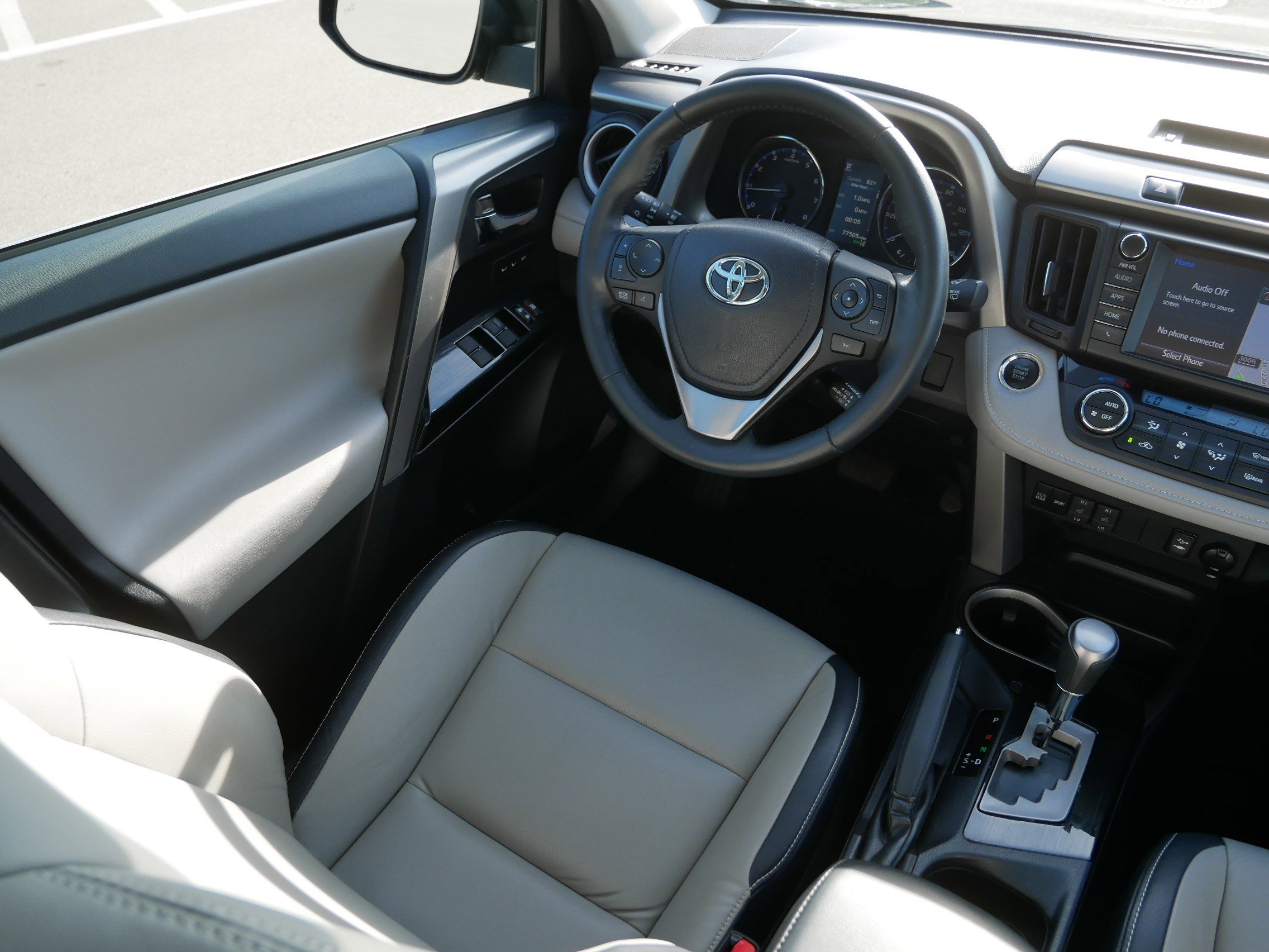 2018 Toyota RAV4 Limited photo 9