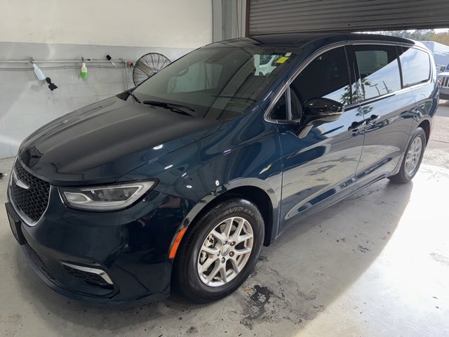 2025 Chrysler Pacifica Select's photo