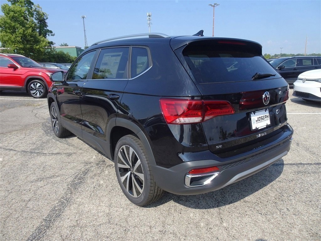 2024 Volkswagen Taos SE photo 3