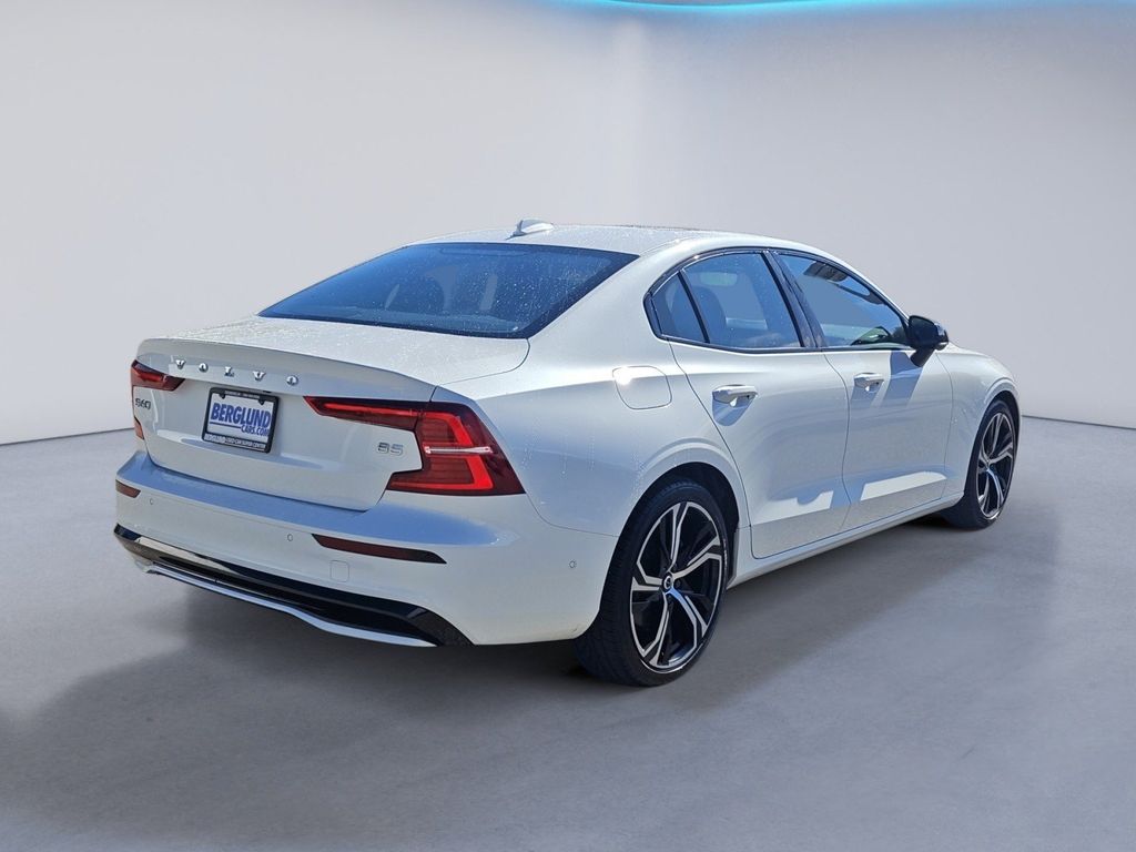 2024 Volvo S60 B5 Plus photo 30
