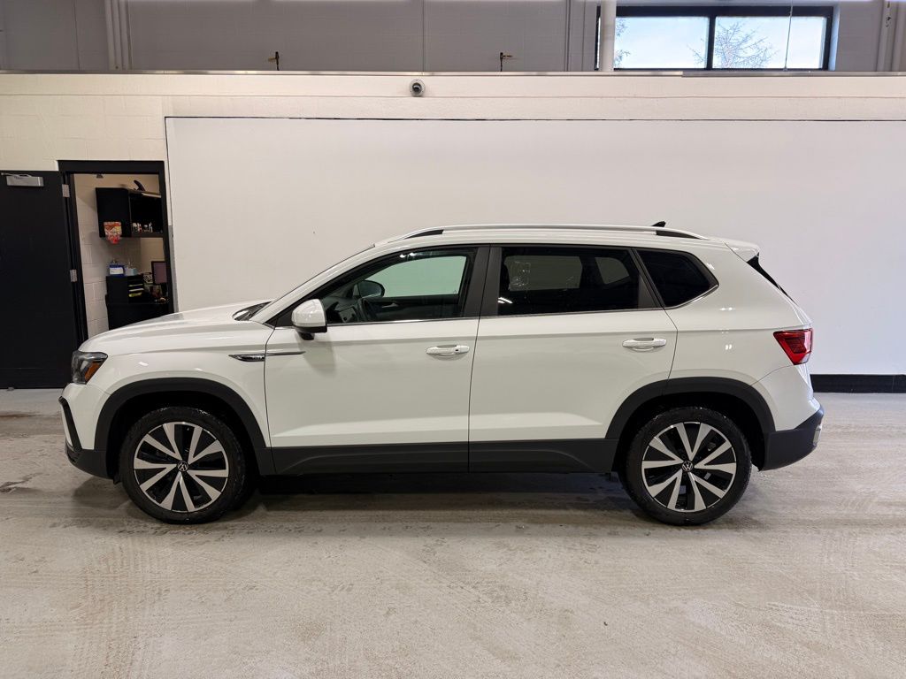 Used 2022 Volkswagen Taos SE with VIN 3VVLX7B25NM097766 for sale in Golden Valley, Minnesota