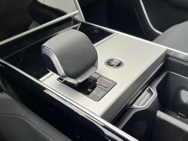 2025 Land Rover Range Rover SE photo 32