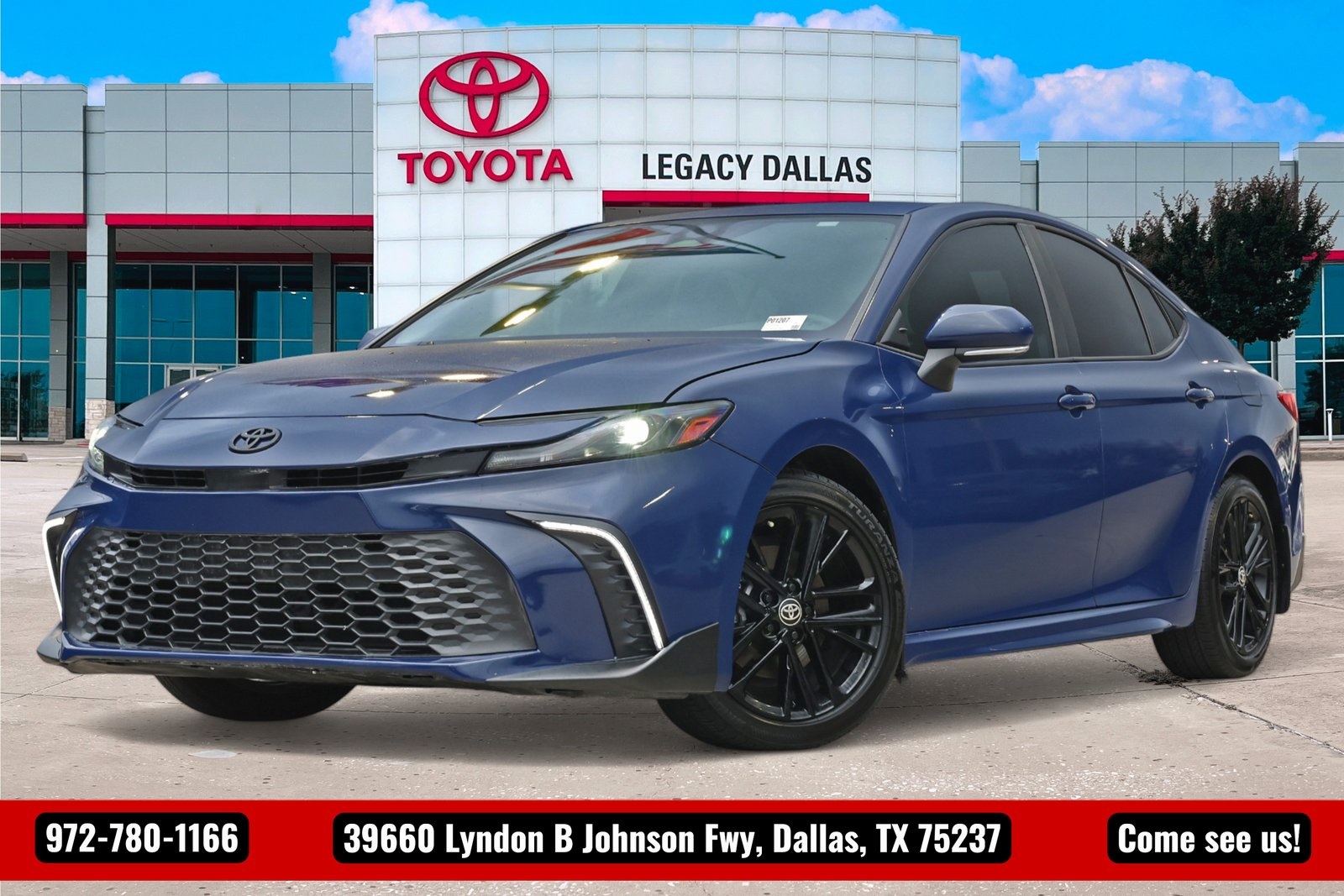 2025 Toyota Camry SE's photo